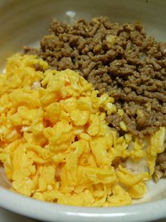 簡単♪ほんのり甘いたまごとひき肉そぼろ丼-レシピのメイン写真