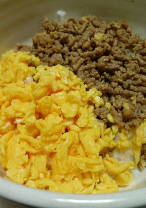 簡単♪ほんのり甘いたまごとひき肉そぼろ丼-レシピのメイン写真