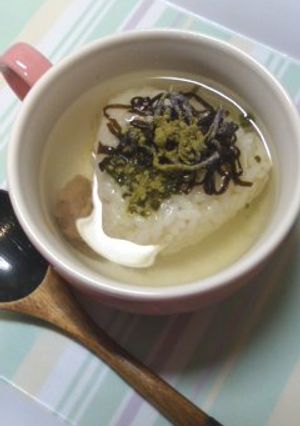回転寿司の粉末緑茶＆塩昆布deマグ茶漬け-レシピのメイン写真