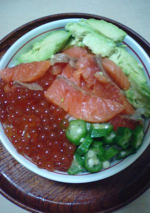 いくらと鮭の親子丼withアボカド-レシピのメイン写真
