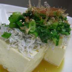 รูปของ ジュワっと香ばしい♡ネギ油のしらす豆腐