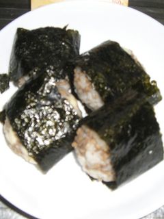 チーズ♪とそぼろのおにぎり-レシピのメイン写真