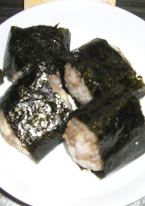 チーズ♪とそぼろのおにぎり-レシピのメイン写真