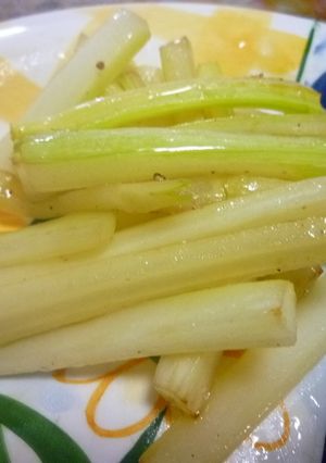 簡単美味しい♪セロリのオリーブ炒め-レシピのメイン写真