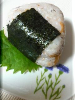 お弁当に❤コリコリたくあん梅❤おにぎり-レシピのメイン写真
