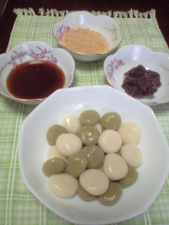 豆腐が入ったらふんわり♪【2色だんご】-レシピのメイン写真