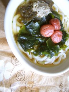あっさり~梅ぇわかめうどん-レシピのメイン写真