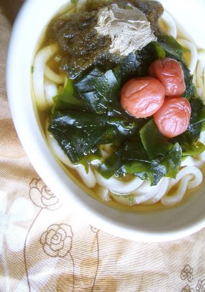 あっさり～梅ぇわかめうどん-レシピのメイン写真