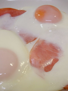 休日の朝ごはんは「ハムエッグ」-レシピのメイン写真