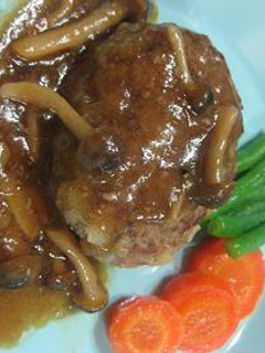 蒸し焼きでふっくら和風のキノコハンバーグ-レシピのメイン写真