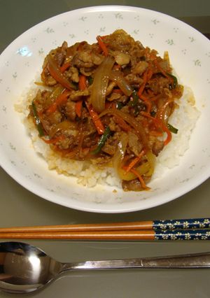 野菜たっぷり！豚肉と野菜の甘辛炒め丼-レシピのメイン写真
