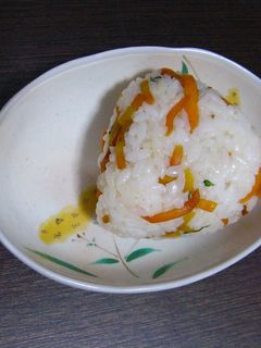 あっさり甘いにんじん炒めのおむすび-レシピのメイン写真