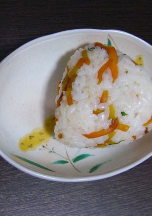 あっさり甘いにんじん炒めのおむすび-レシピのメイン写真
