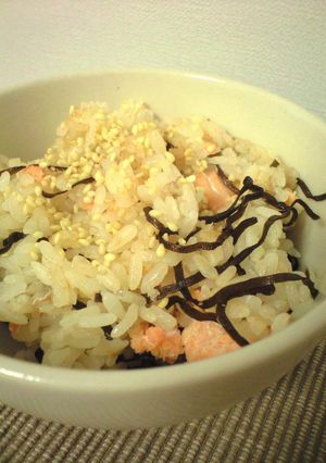 秋鮭と塩昆布の炊き込みご飯-レシピのメイン写真