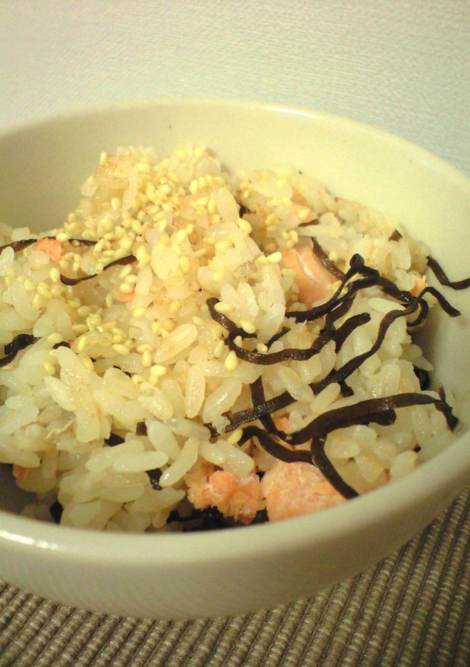 秋鮭と塩昆布の炊き込みご飯-レシピのメイン写真