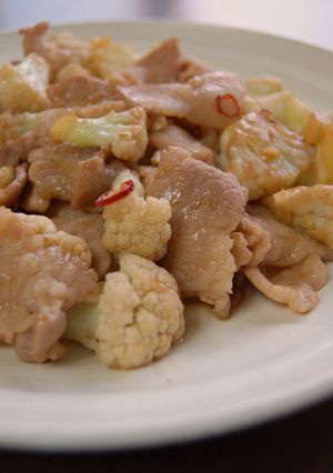 豚肉とカリフラワーのにんにく炒め-レシピのメイン写真