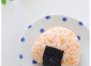お弁当に♪ゴマ油が決め手！鮭マヨおにぎり-レシピのメイン写真