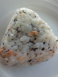 鮭フレークとゆかりのおにぎり☆-レシピのメイン写真