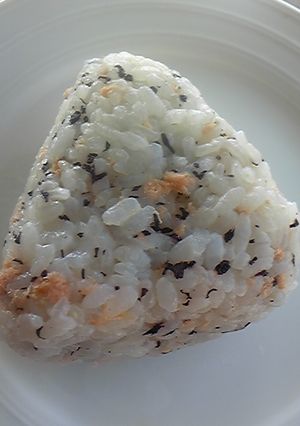 鮭フレークとゆかりのおにぎり☆-レシピのメイン写真