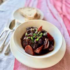 รูปของ ブルゴーニュ風牛肉の赤ワイン煮込み