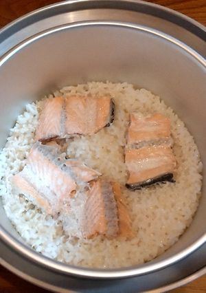 電鍋で簡単！サーモンの炊き込みご飯-レシピのメイン写真