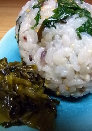 セロリの葉大量消費!ンまい、簡単おにぎり-レシピのメイン写真