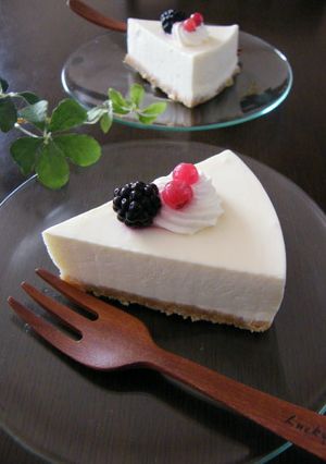 ベリーソースでいただく！レアチーズケーキ-レシピのメイン写真
