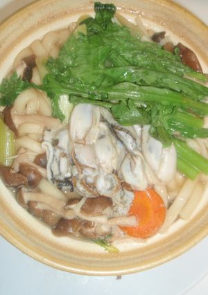 土鍋で生牡蠣ときのこの味噌煮込みうどん-レシピのメイン写真