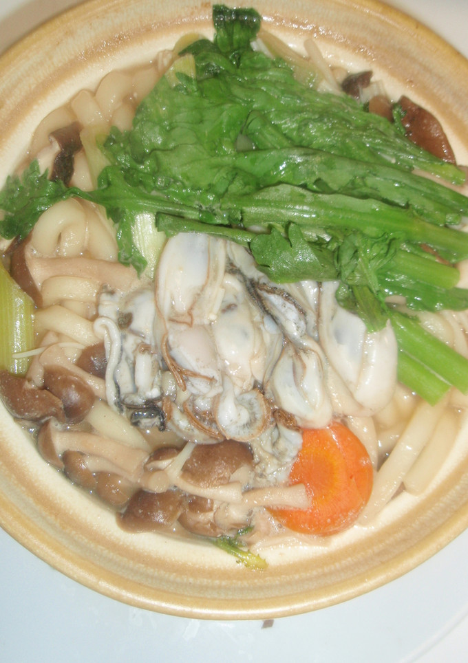 土鍋で生牡蠣ときのこの味噌煮込みうどん-レシピのメイン写真