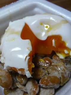 お行儀悪いけど、納豆&目玉焼き-レシピのメイン写真