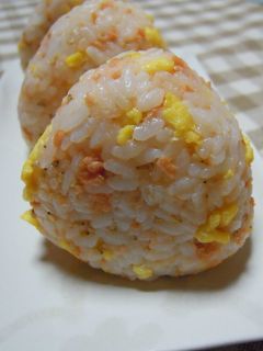 鮭フレークと炒り卵のおにぎり♡-レシピのメイン写真