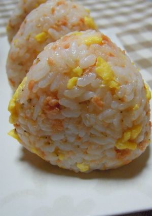 鮭フレークと炒り卵のおにぎり♡-レシピのメイン写真