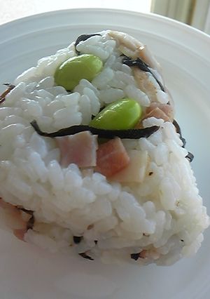 枝豆とベーコンと塩昆布のおにぎり♪-レシピのメイン写真
