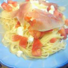 รูปของ トマト*モッツァレラ*生ハムのパスタ