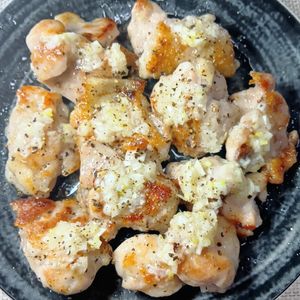 ぷりぷり鶏もも肉のねぎ塩麹レモン風味だれ