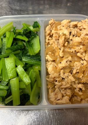 鶏胸肉のミンチのそぼろと小松菜のおひたし-レシピのメイン写真
