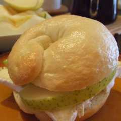 รูปของ 青りんごとチーズのベーグルサンド