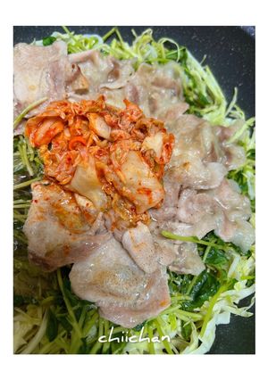 きゃべつと豆苗と豚ロースのキムチ蒸し焼き-レシピのメイン写真