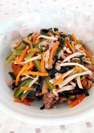 人参と小松菜とニラとえのきの豚挽肉炒め-レシピのメイン写真