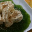 目にも鮮やか♪蒸し豆腐の春菊ソース