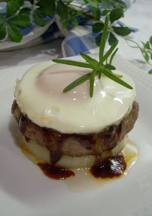 玉ねぎと目玉焼きのハンバーグタワー-レシピのメイン写真