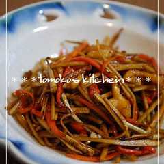 รูปของ ごぼうとにんじんのきんぴら。鶏皮と一緒♪