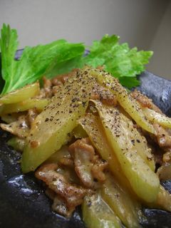 簡単おつまみ♡セロリと豚肉のオイマヨ炒め-レシピのメイン写真