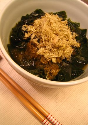 超簡単ヘルシー！レンジで豆腐わかめスープ-レシピのメイン写真
