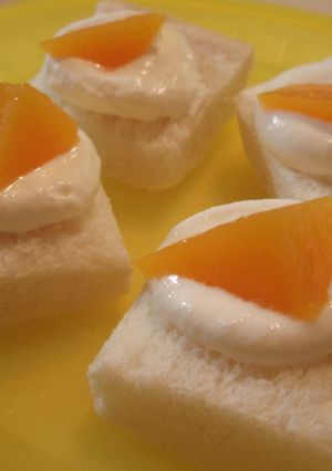 ホイップと黄桃で食パンをデコレーション♡-レシピのメイン写真