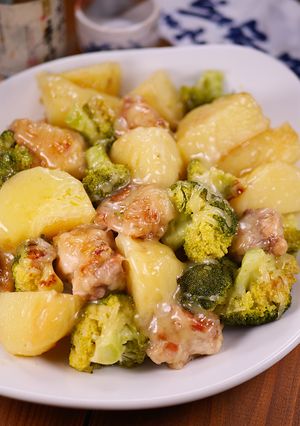 鶏とブロッコリーとチーズのじゃがバター😋-レシピのメイン写真