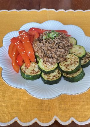 ズッキーニとパプリカのひき肉餡がけ-レシピのメイン写真