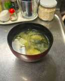 我が家のわかめとじゃがいもの味噌汁