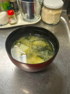 我が家のわかめとじゃがいもの味噌汁-レシピのメイン写真