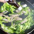 カブの葉でエスニック☆タイ風炒め